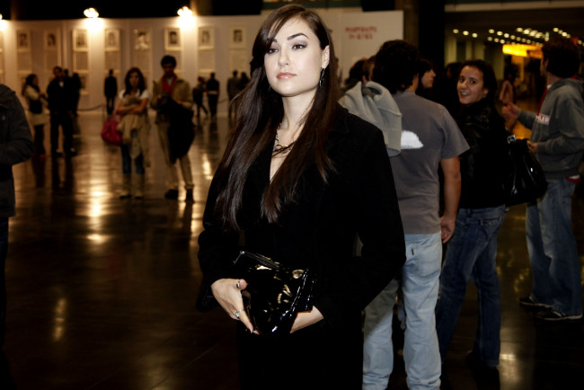 Обои картинки фото девушки, sasha grey , marina ann hantzis, люди, сумка, платье, брюнетка