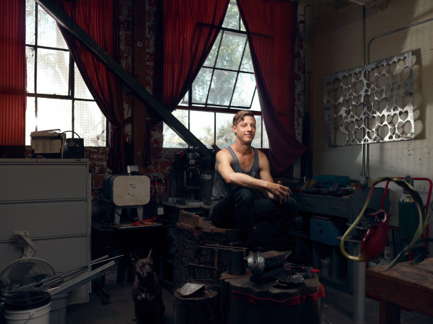 Обои картинки фото мужчины, - unsort, мастер, собака, окна, детали