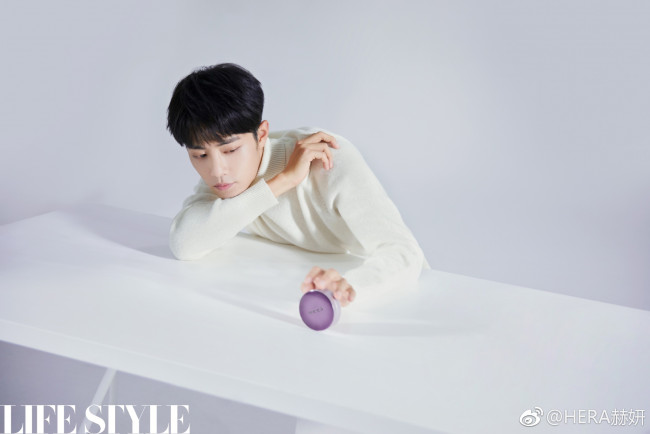 Обои картинки фото мужчины, xiao zhan, актер, свитер, коробочка