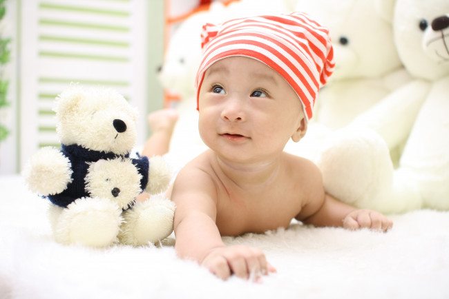 Обои картинки фото разное, дети, ребенок, шапка, игрушка