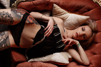 Картинка девушка+-+girl девушки -+брюнетки +шатенки девушка женщина шатенка темноволосая сексуальная модель звезда позирует разная обувь верхняя стильная одежда нижнее эротическое бельё трусы лифчик колготки чулки аксессуары макияж и множество элементов на фотографии christina may