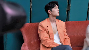 Картинка мужчины xiao+zhan актер пиджак диван