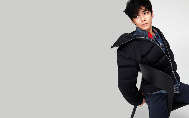 Обои картинки фото мужчины, hou ming hao, актер, куртка, стул