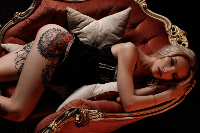 Обои картинки фото девушка - girl, девушки, - брюнетки,  шатенки, девушка, женщина, шатенка, темноволосая, сексуальная, модель, звезда, позирует, разная, обувь, верхняя, стильная, одежда, нижнее, эротическое, бельё, трусы, лифчик, колготки, чулки, аксессуары, макияж, и, множество, элементов, на, фотографии, christina, may