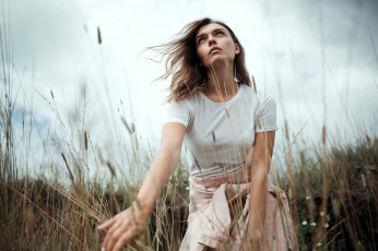 Картинка девушки -+брюнетки +шатенки шатенка футболка поле