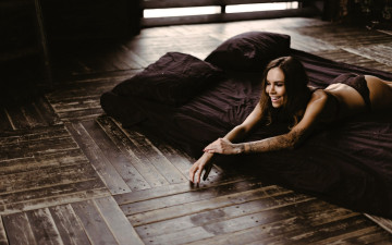 Картинка девушки -+брюнетки +шатенки шатенка тату белье кровать паркет