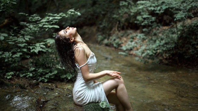 Обои картинки фото девушки, - брюнетки,  шатенки, брюнетка, платье, камни, лес