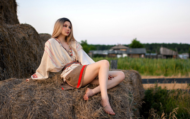 Обои картинки фото девушки, - блондинки,  светловолосые, блондинка, блузка, юбка, сено, деревня