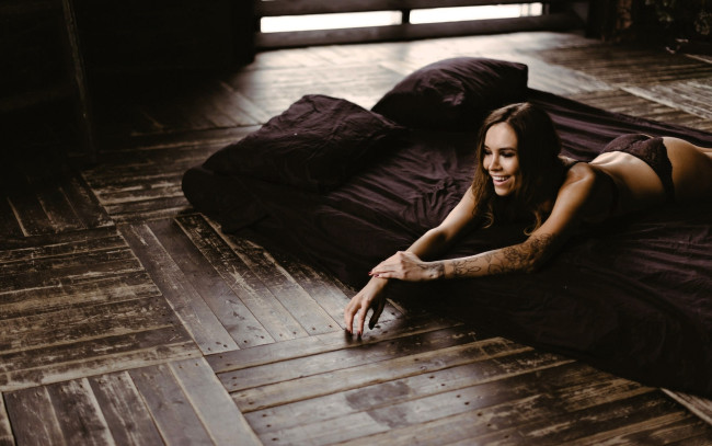 Обои картинки фото девушки, - брюнетки,  шатенки, шатенка, тату, белье, кровать, паркет