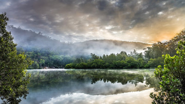 Картинка природа реки озера горы туман тучи озеро лес деревья