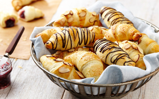 Обои картинки фото еда, хлеб,  выпечка, сдобная, выпечка, круассаны