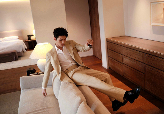 Обои картинки фото fan zhi xin, мужчины, актер, диван, костюм