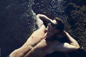 Картинка мужчины unsort торс море очки