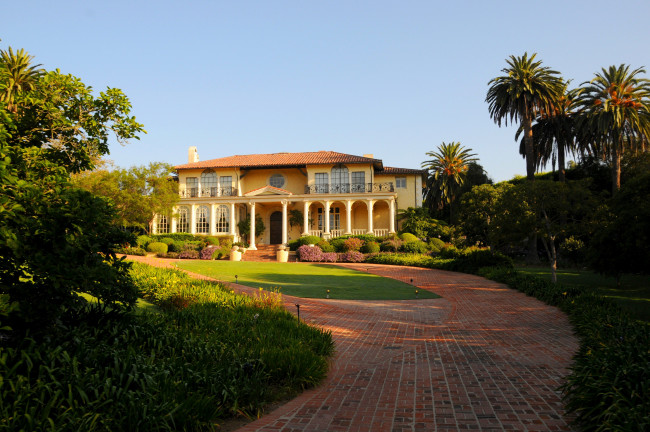 Обои картинки фото города, здания, дома, колонны, крыльцо