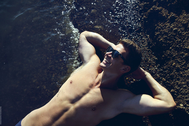 Обои картинки фото мужчины, unsort, торс, море, очки