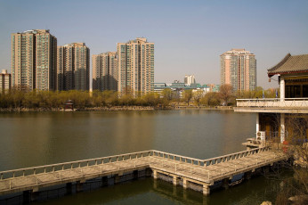 Картинка города здания дома река