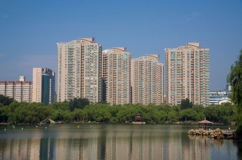 Картинка города здания дома река