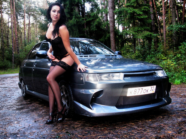 Обои картинки фото автомобили, авто, девушками, лес, днвушка, машина, боюнетка, платье, чулки, туфли