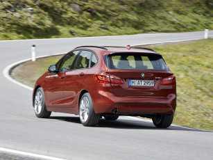 Картинка автомобили bmw 218d красный tourer active