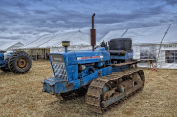 Картинка техника тракторы+на+гусенецах поле трактор