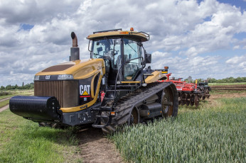 Картинка техника тракторы+на+гусенецах трактор поле