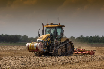 Картинка техника тракторы+на+гусенецах трактор поле