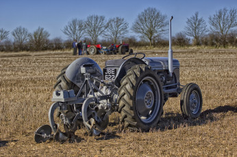 Картинка техника тракторы трактор поле