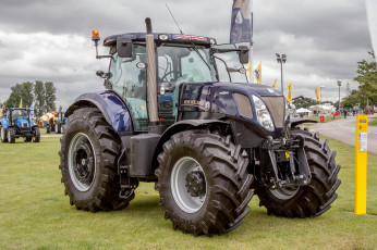 Картинка техника тракторы трактор поле