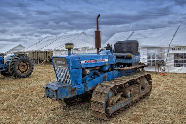 Обои картинки фото техника, тракторы на гусенецах, поле, трактор