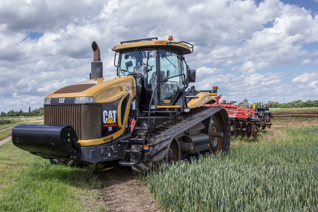 Обои картинки фото техника, тракторы на гусенецах, трактор, поле