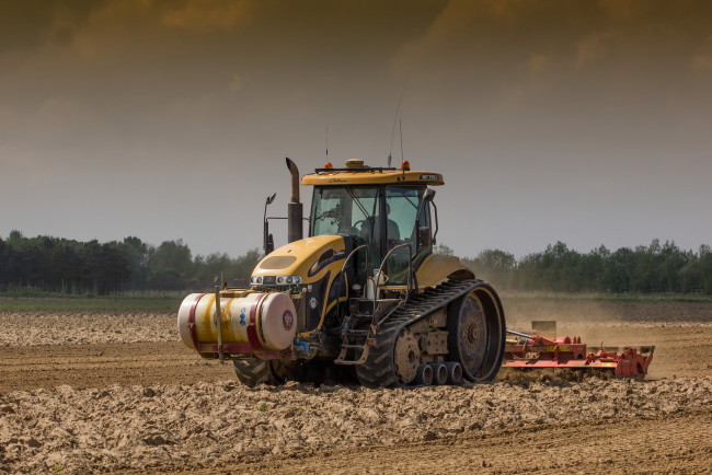 Обои картинки фото техника, тракторы на гусенецах, трактор, поле