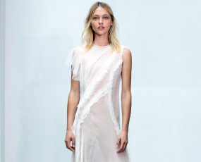 Картинка девушки саша+пивоварова модель блондинка платье