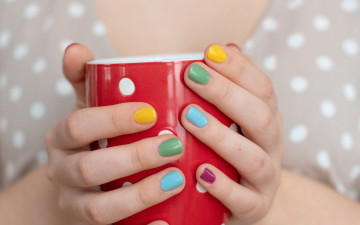 Картинка разное руки +ноги женские маникюр кружка