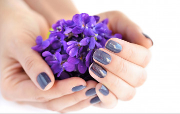 Картинка разное руки +ноги женские маникюр фиалки