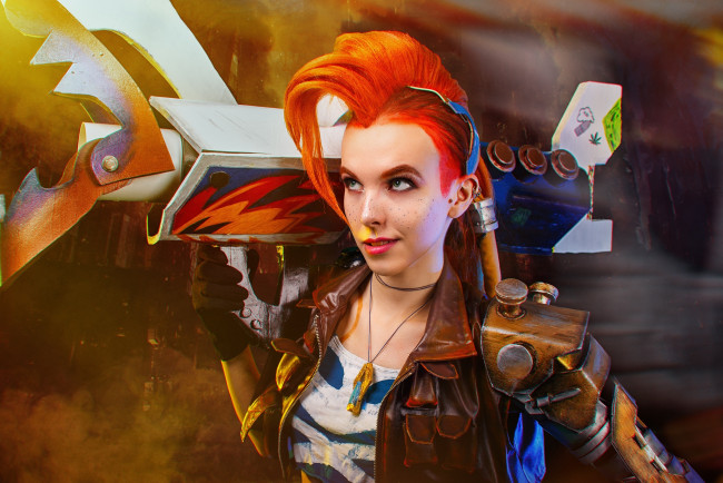 Обои картинки фото девушки, анастасия романова, джинкс, костюм, коса, оружие, анастасия, романова