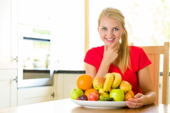 Картинка девушки -+блондинки +светловолосые блондинка футболка тарелка фрукты стол