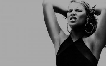 Картинка девушки ali+larter черно-белая гримаса топ серьги браслеты