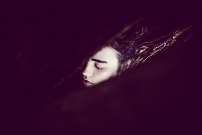 Обои картинки фото девушки, - лица,  портреты, шатенка, лицо, щель