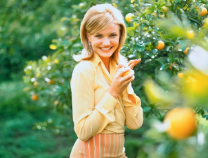 Картинка девушки cameron+diaz блондинка блузка сад фрукты