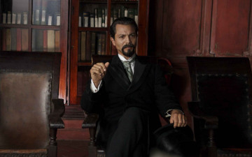 Картинка love+in+the+time+of+cholera кино+фильмы benjamin bratt костюм кресло шкаф книги