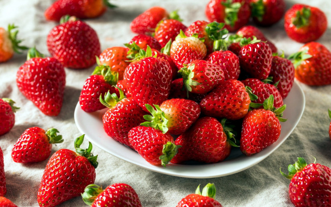Обои картинки фото еда, клубника,  земляника, ягоды, спелая