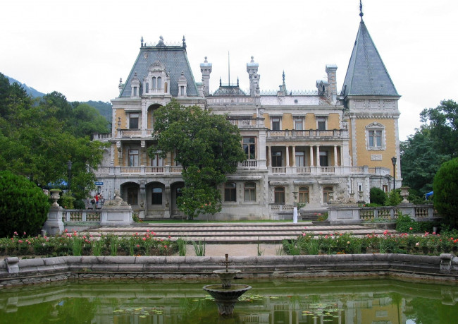 Обои картинки фото дворец, массандре, крым, города, дворцы, замки, крепости, крыша, фонтан, окна