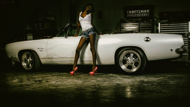 Обои картинки фото автомобили, авто, девушками, plymouth, barracuda, v8