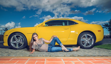 обоя helena de castro rios,  chevrolet,  camaro, автомобили, авто с девушками, жёлтый, camaro, chevrolet, helena, de, castro, rios
