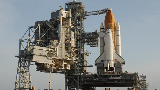 Обои картинки фото космос, космодромы, стартовые площадки, площадка, шатл, стойка, дискавери, корабль, космодром