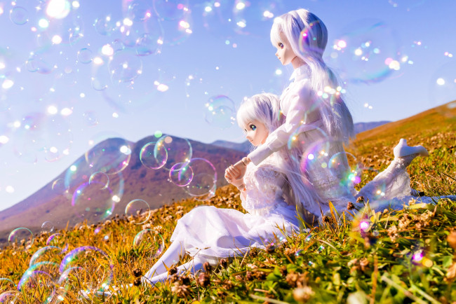 Обои картинки фото разное, игрушки, куклы, настроение, мыльные, пузыри, солнце, лето, луг, девушки