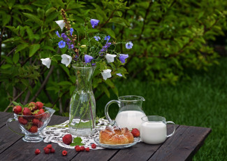 Картинка еда натюрморт наша дача дачное утро стекло июль летний завтрак лето букетик колокольчики молоко клубника посуда малина букет липецк ягоды цветы