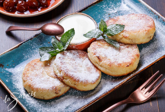 Картинка еда сырные+изделия сырники сметана мята вишня