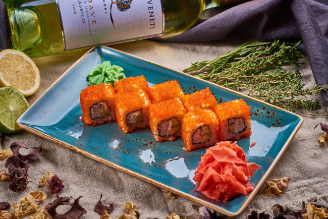 Обои картинки фото еда, рыба,  морепродукты,  суши,  роллы, роллы, имбирь, вино