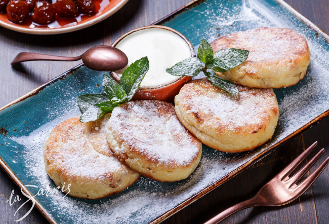 Обои картинки фото еда, сырные изделия, сырники, сметана, мята, вишня